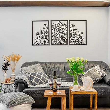 Natural-Style Apartment In The Centre Of Bratislava Buitenkant foto