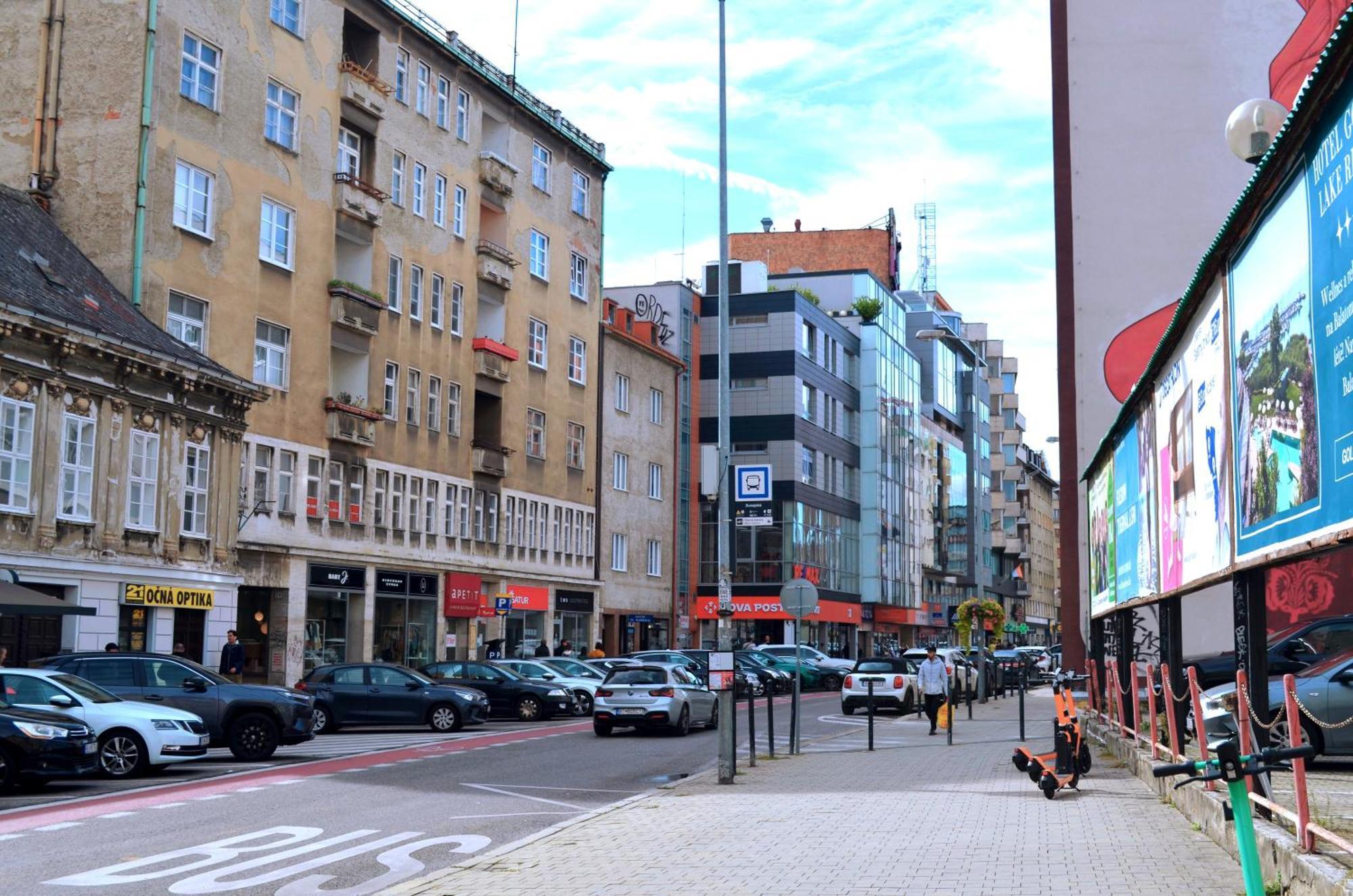Natural-Style Apartment In The Centre Of Bratislava Buitenkant foto