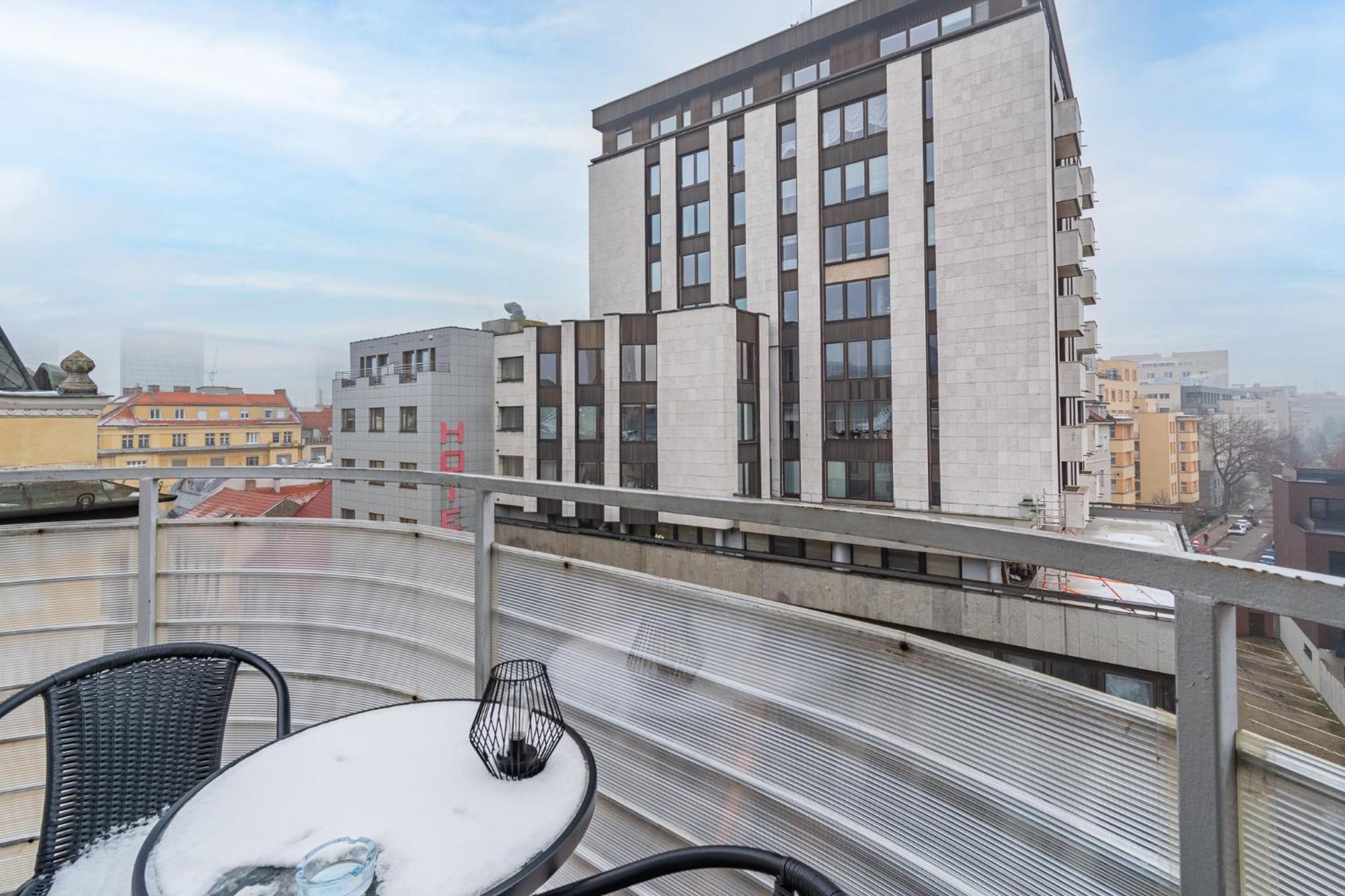 Natural-Style Apartment In The Centre Of Bratislava Buitenkant foto