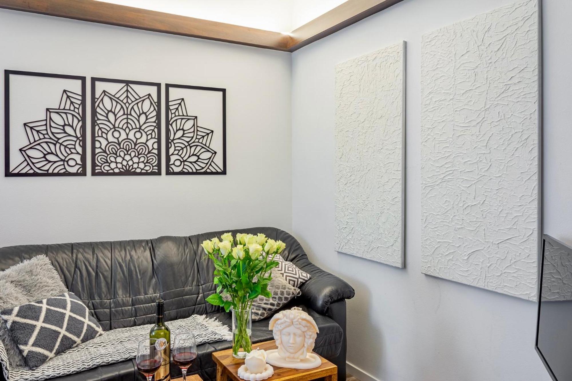 Natural-Style Apartment In The Centre Of Bratislava Buitenkant foto