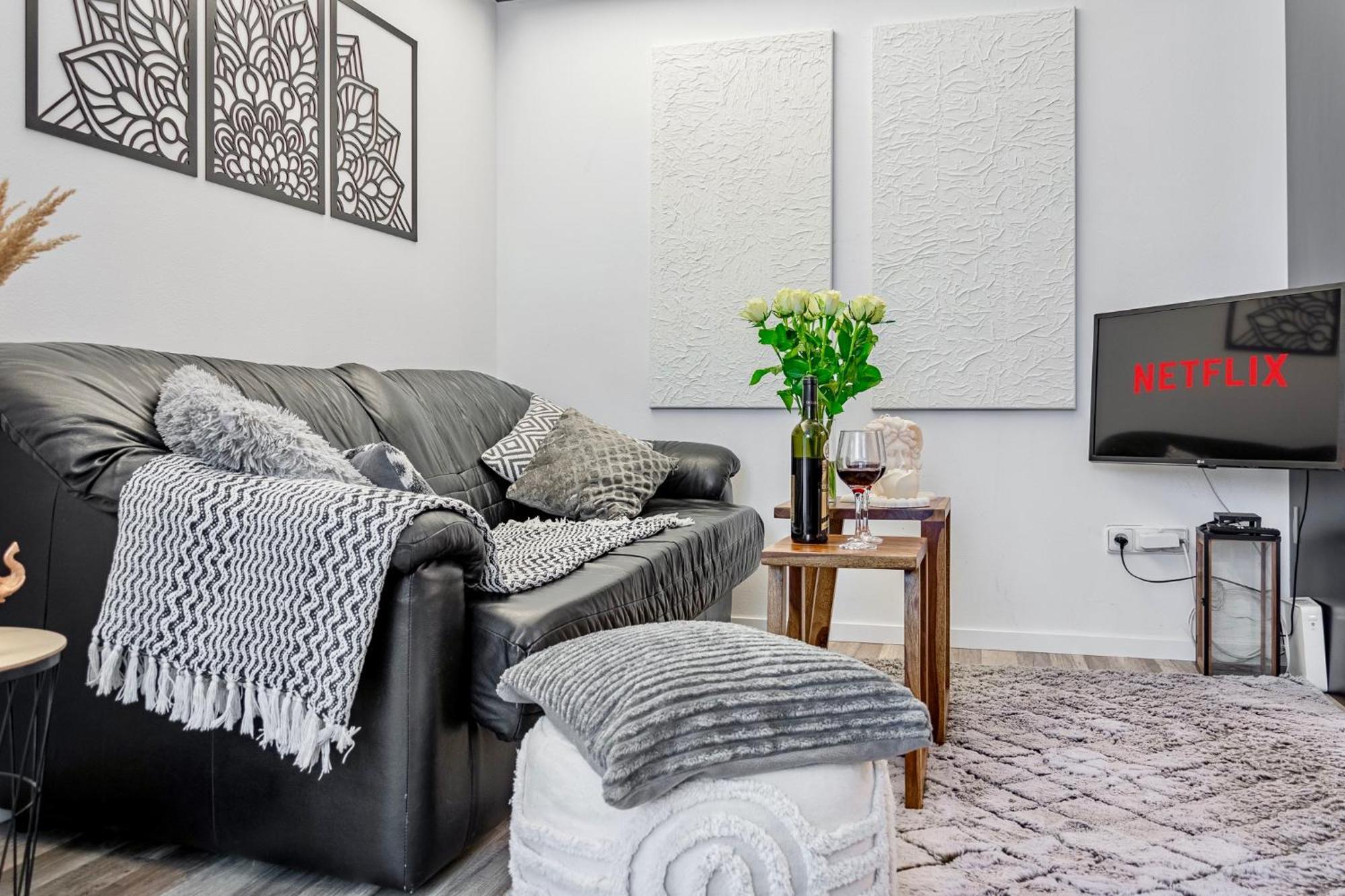 Natural-Style Apartment In The Centre Of Bratislava Buitenkant foto