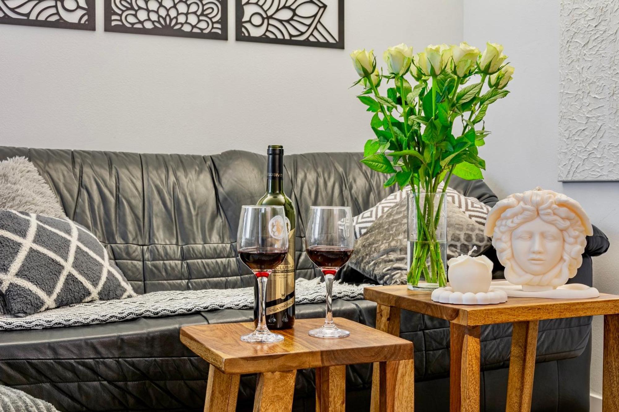Natural-Style Apartment In The Centre Of Bratislava Buitenkant foto